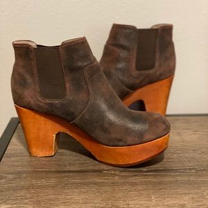 Wood and leather brown ankle clog boots